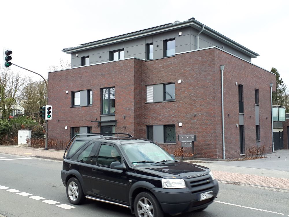 Mehrfamilienhaus aus rotem Klinker in Rheurdt, ausgeführt im Effizienzhaus-40-Standard mit Erdwärmepumpe und Photovoltaik