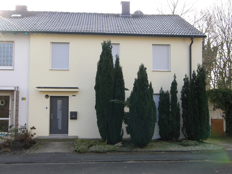 Einfamilienhaus mit Solarthermie und Biomasseheizung, saniert im KfW-70-Standard